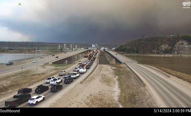 Traffic heading south out of Fort McMurray. The neighbourhoods of Abasand, Beacon Hill, Grayling Terrace and Prairie Creek are under an evacuation ORDER as of 4pm today. @CityNewsYEG