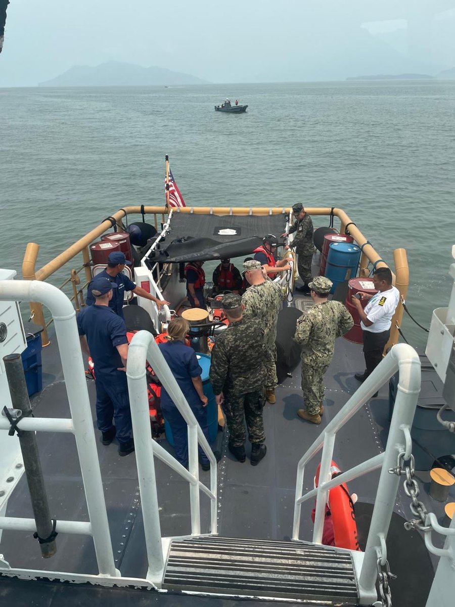 Earlier this week, Honduras Navy (FNH) hosted @USCG  officials and crew members from USCGC Blackfin and USCGC Forrest Rednour. During the visit the two nations conducted subject matter expert exchanges across multiple fields in maritime governance. @FuerzaNavalHND https://t.co/VPGFAmXHcE