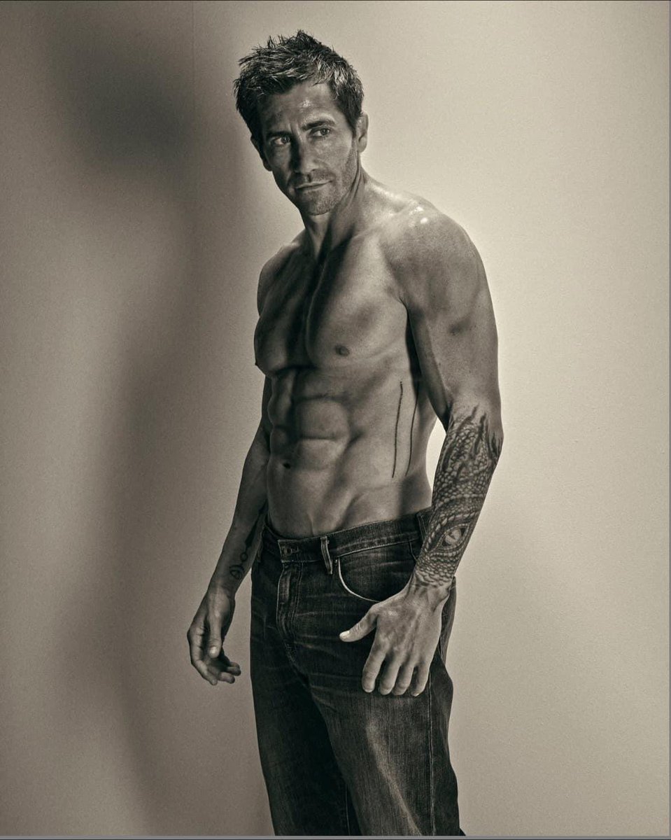 Well let’s prepare ourselves for our ovaries to explode..
This is what 43 looks like…busy actor and theatre actor…more movies please..we need to see more of your fantastic acting range 💋#JakeGyllenhaal