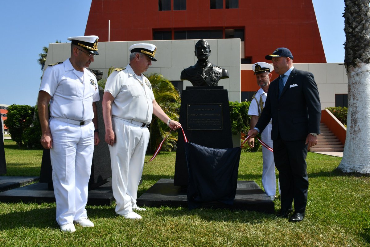 #MGPNoticias Una comitiva del Buque Escuela a Vela de la Marina Militar Italiana “Amerigo Vespucci”, visitó la Escuela Naval del Perú, colocando una ofrenda floral ante la cripta del Almirante Miguel Grau Seminario y develaron el busto del Gran Almirante Paolo Thao Di Revel.