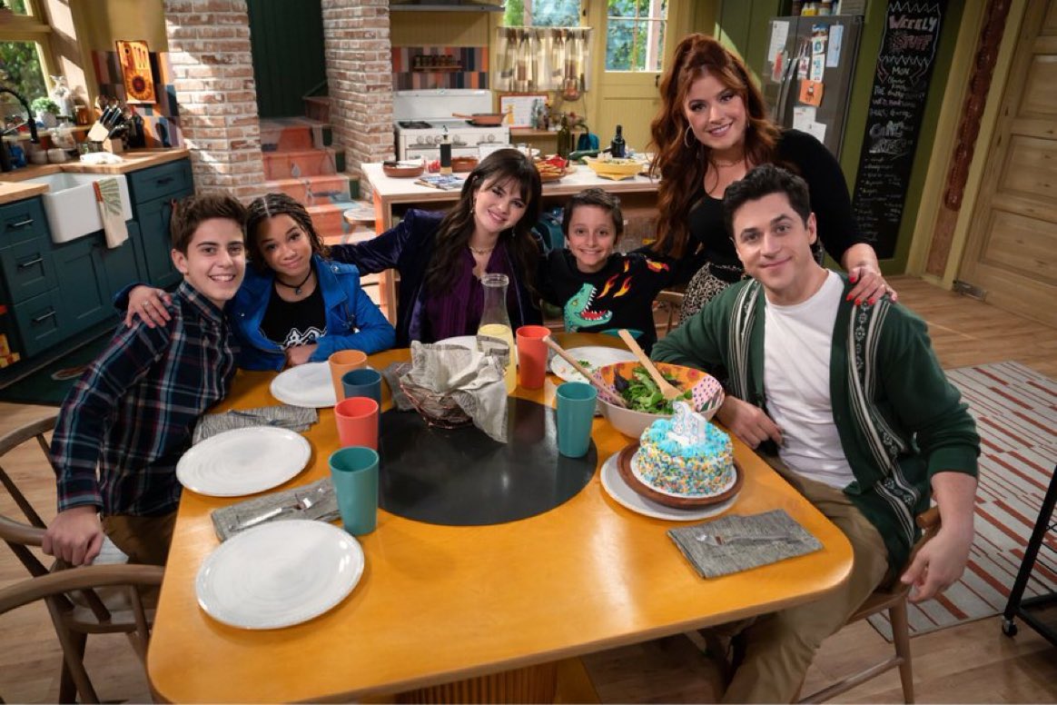 DiscussingFilm's tweet photo. First look at Justin Russo’s family in the ‘WIZARDS OF WAVERLY PLACE’ sequel series.

Releasing later this year. https://t.co/KqusJBoXcZ