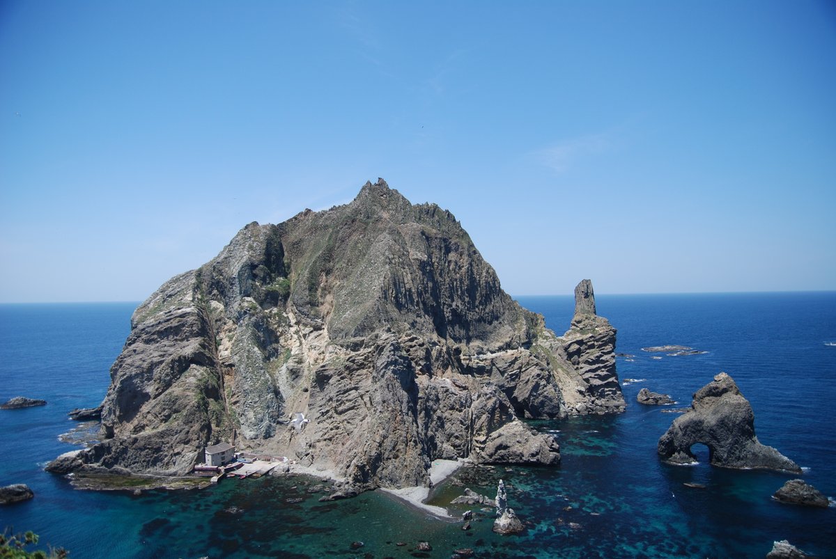 Japan lodges a formal protest after South Korea’s former justice minister Cho Kuk visits Liancourt Rocks (Dokdo/Takeshima). This incident comes ahead of an expected trilateral summit between China, Japan, and South Korea. bit.ly/3yoddwE @japantimes