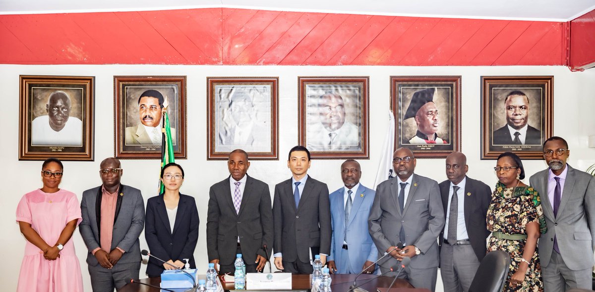 #Audience avec Le Chargé d’affaires a.i de #Chine

L’équipe rectorale, conduite par le Pr Jean-Jacques Tony EKOMIE, a reçu en audience une délégation de l’ambassade de Chine, amenée par SEM Xiaole ZHU, le chargé d’affaires a.i.