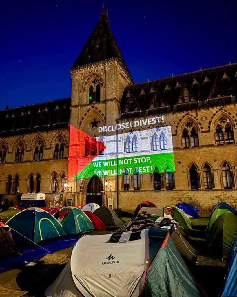 Oxford Üniversitesi'ndeki öğrenciler Gazze için çadır nöbetinde.
