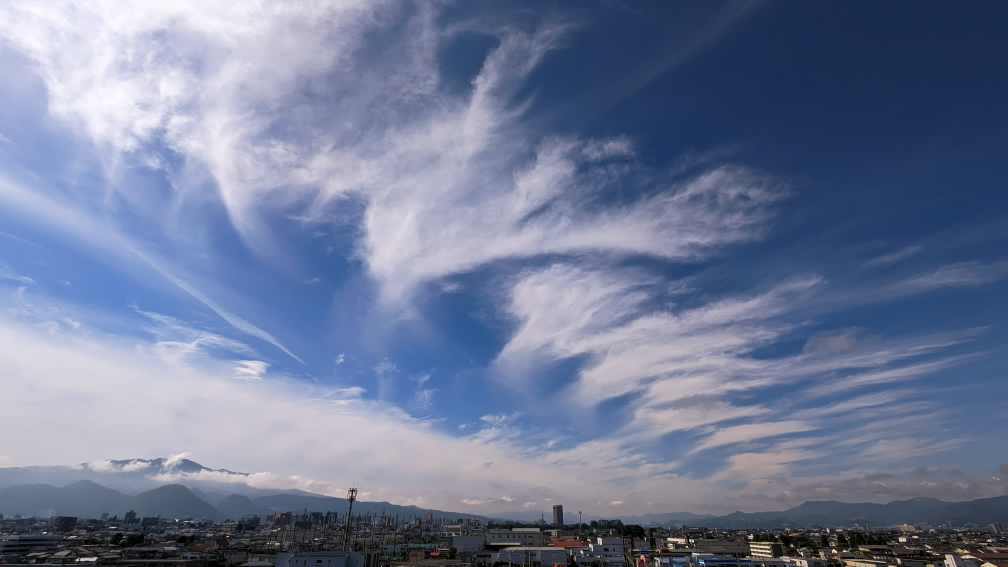 #おはようございます☀

真っ青！心地好い朝

真っ青すぎて変化がないので
昨日の 見ごたえ十分 #巻雲 を添えて

#イマソラ #カコソラ #空が好き #雲が好き #スマホ写真 #スマホ撮影