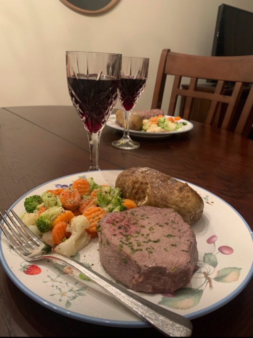 Eating good tonight to celebrate the start of the tournament 🥂🥩