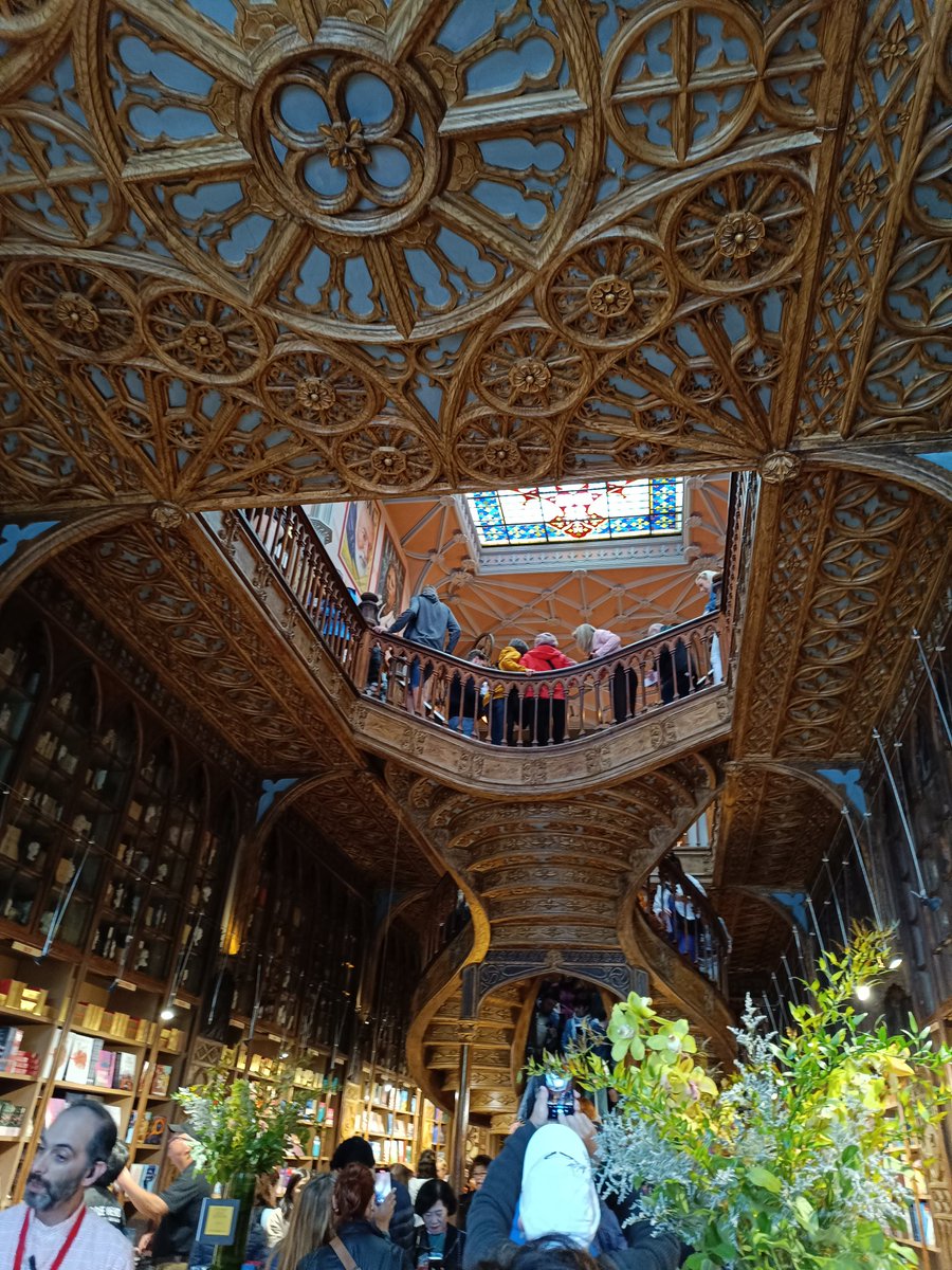 patrigos's tweet photo. ¿La librería mas bonita del mundo?
Evidentemente.
¿La librería en la que está basada Hogwarts? Evidentemente también por mucho que la Rowling diga que no 😂
En serio,es una pasada. Preciosa,con ediciones brutales y ediciones propias muy bonitas!
#LibreriaLello https://t.co/KYP6Xpvmzl