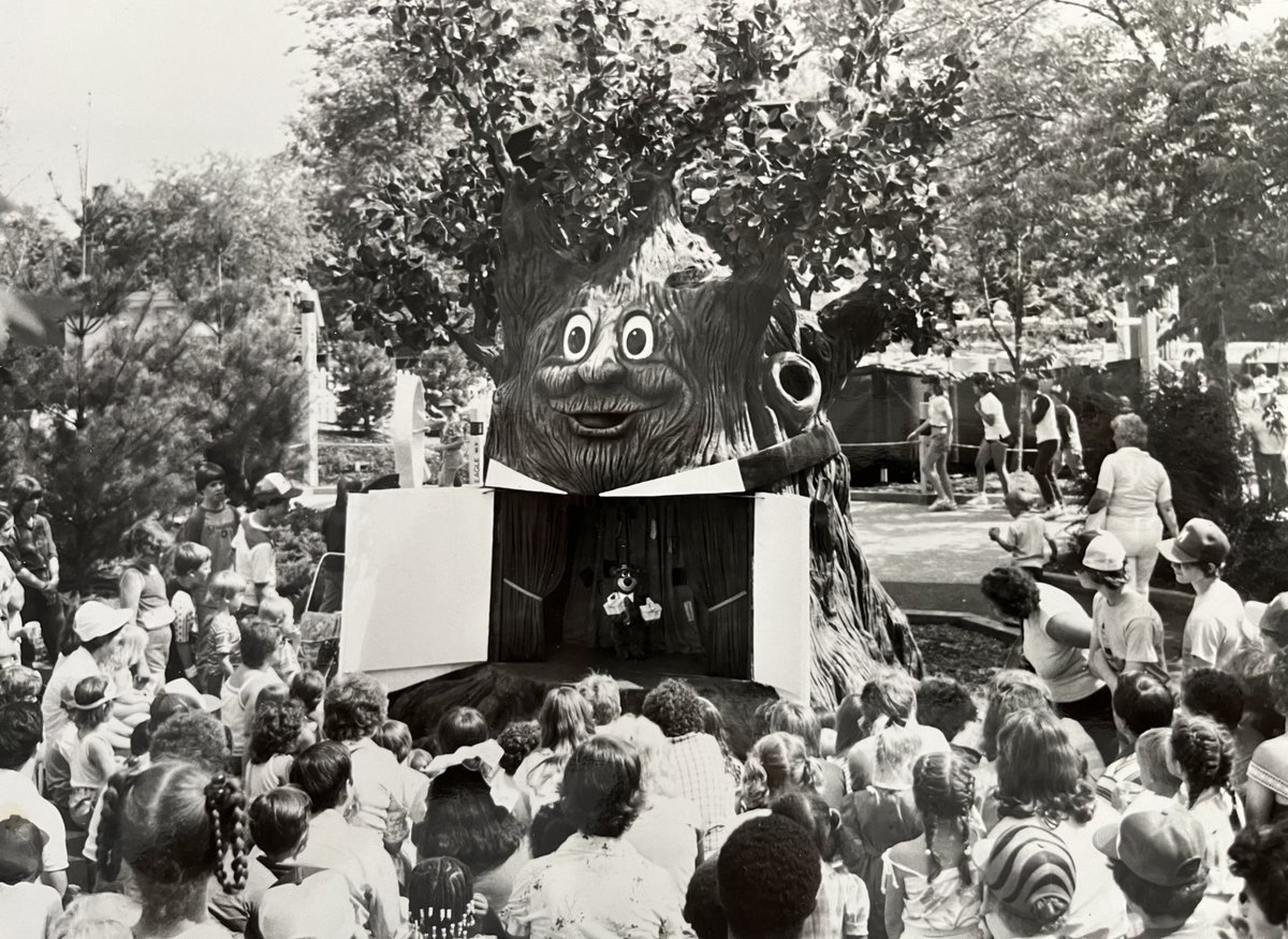 This animated outdoor puppet tree theater in Hanna-Barbera Land at @KingsIslandPR featured a daily show entitled “Yogi’s Puppet Story”, performed by delightful puppets and marionettes, including Yogi Bear. #KingsIsland