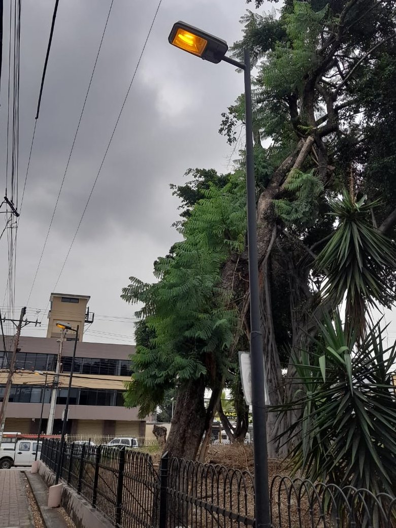 El personal del Departamento de Obras Eléctricas del #MunicipíoDeGuayaquil ante el requerimiento de los moradores de la Cdla. IETEL acudió al sitio para realizar el mantenimiento de las luminarias dañadas en la #CiudadDeTodos #AlcaldíaResponde