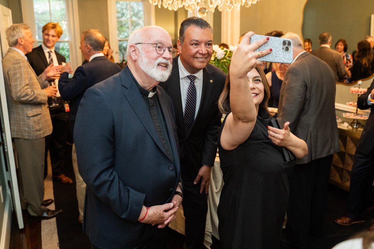 I was honored to join @FrGregBoyle to celebrate his well-deserved Presidential Medal of Freedom––the highest civilian honor. His compassion, faith, and service through @HomeboyInd has had a profound impact on countless lives and inspires us all.