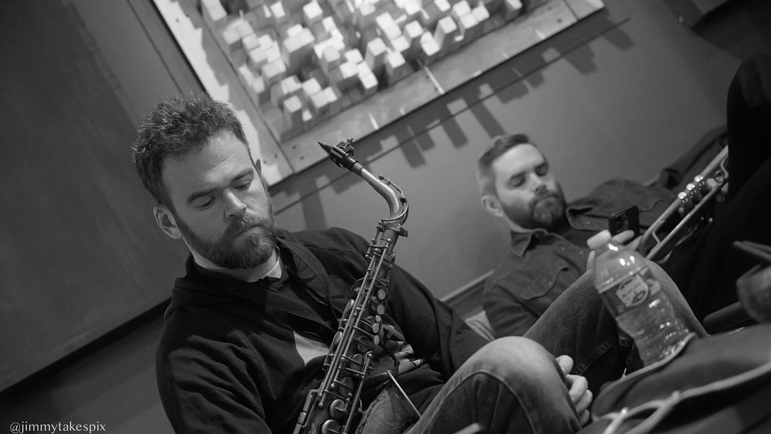 The Making of ‘Denn Diese Seelen’ 📷
JAZZ-FUSION X OPERA.  Listen here! -
🛸 infinitygritty.bandcamp.com/album/denn-die…
🛸 vyd.co/denndieseseelen

#operajazz #jazzopera #worldmusic #experimentalopera #pushingthelimits #banjitar #xgenre  

<a href="/infinitygritty/">Infinity Gritty</a> <a href="/pinchrecords/">Pinch Records Official</a> 

b/w pix - #jimmyoconnell