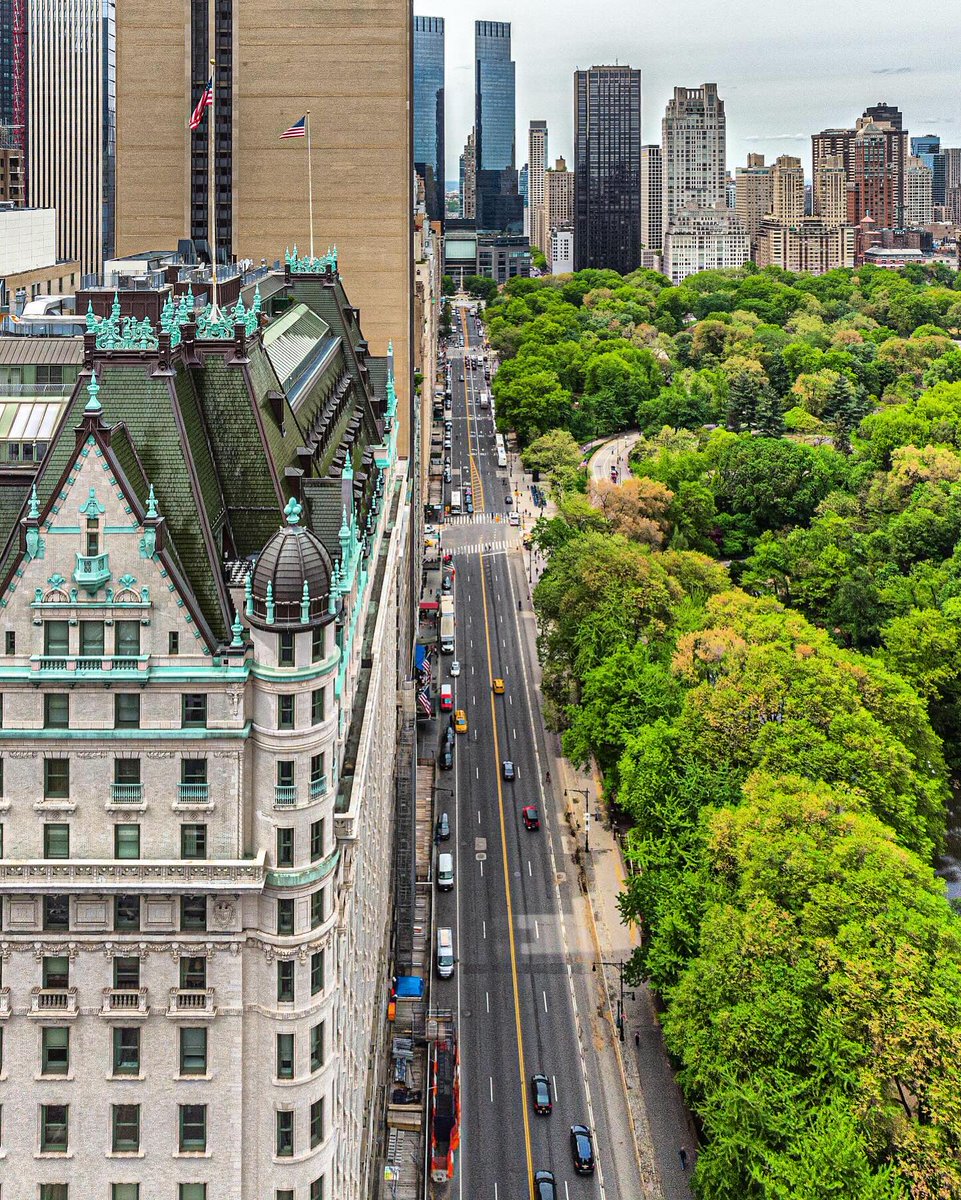 The Plaza Hotel on Billionaire Row.
.
.
.
➢ Credit 👉🏆📸 @mingomatic
.
.
.
➢ Alliance @america_states @enjoy_la_ @latinbrazil
. 
#conexaoamerica 
#nycityworld 
#bestambiancenyc #newyork_ig #lovelettertonyc #mysecretnyc #prettylittletrips #pursuepretty #nyc #newyork #nycblogger