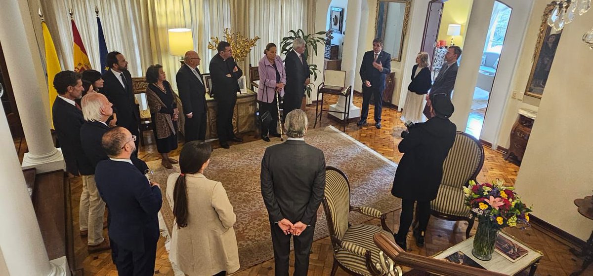 EmbajadaEspCol's tweet photo. Es un honor conceder la Placa de Honor de la Orden de Isabel la Católica al @FMSBogota

¡Enhorabuena a su Directora @Mariwska  y a todos los miembros de su Patronato! 

Seguiremos trabajando juntos por el diálogo, el respeto y la cultura de paz a través de la música. 🎼 https://t.co/EAQMz9XwEd