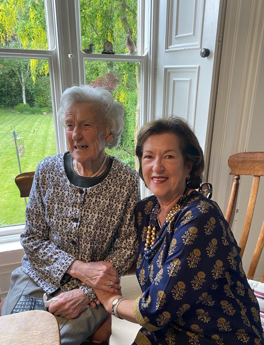 Took 👵🏻 to her brother Martins house 🏠 this evening. There were lots of tears 🥲💔 Although sad she was happy to reconnect with her extended family. Here she is with her niece Rosanne❤️