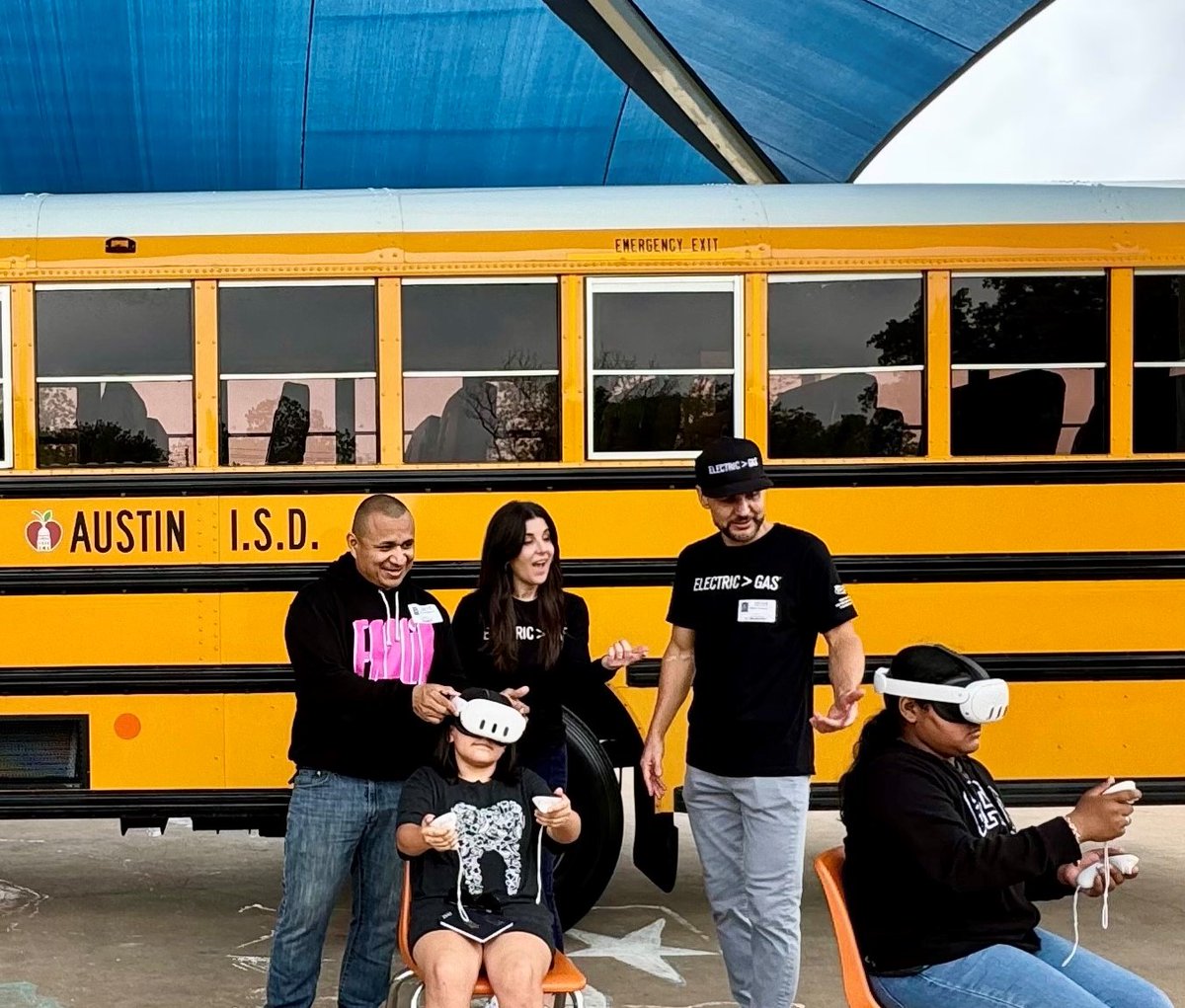 Our Electric Vehicles team had a fantastic visit w/ St. Elmo Elementary as part of our EVs For Schools program! ⚡️

Students toured a new @AustinISD electric school bus, experienced EV virtual reality & learned about the benefits of going electric, such as pollution reduction.