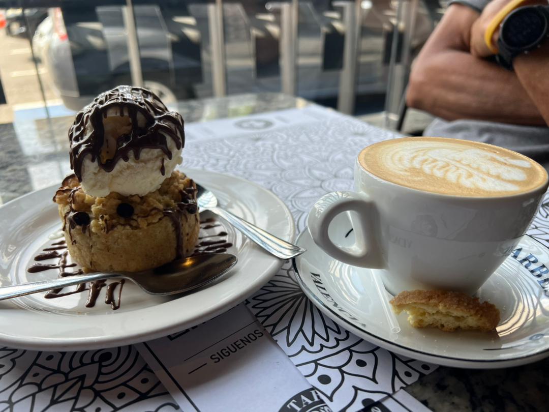 De vez en cuando la vida
toma conmigo café
y está tan bonita que dá gusto verla...
~Joan Manuel Serrat ~