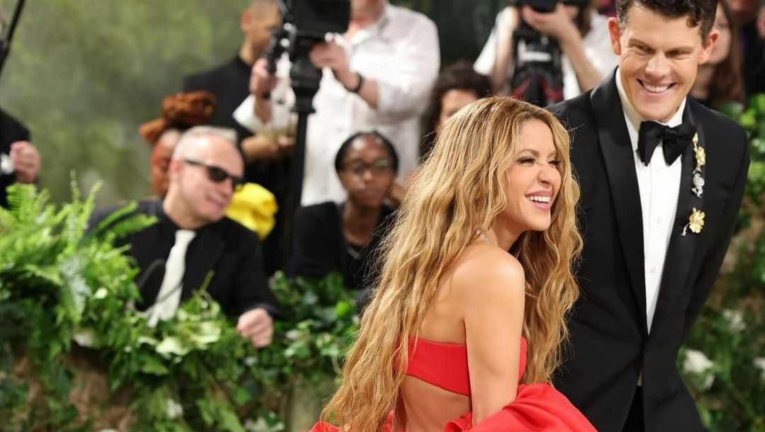 ¿Quién es el hombre que acompañó a Shakira a la Met Gala? 😎 (📸 @shakira) 👉acortar.link/TwCTeW
#Celebrities