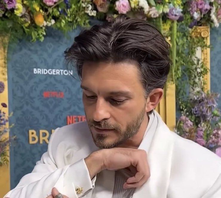 OMG!! He wore bee cufflinks. Is that not the cutest thing ever? 
#Jonathanbailey