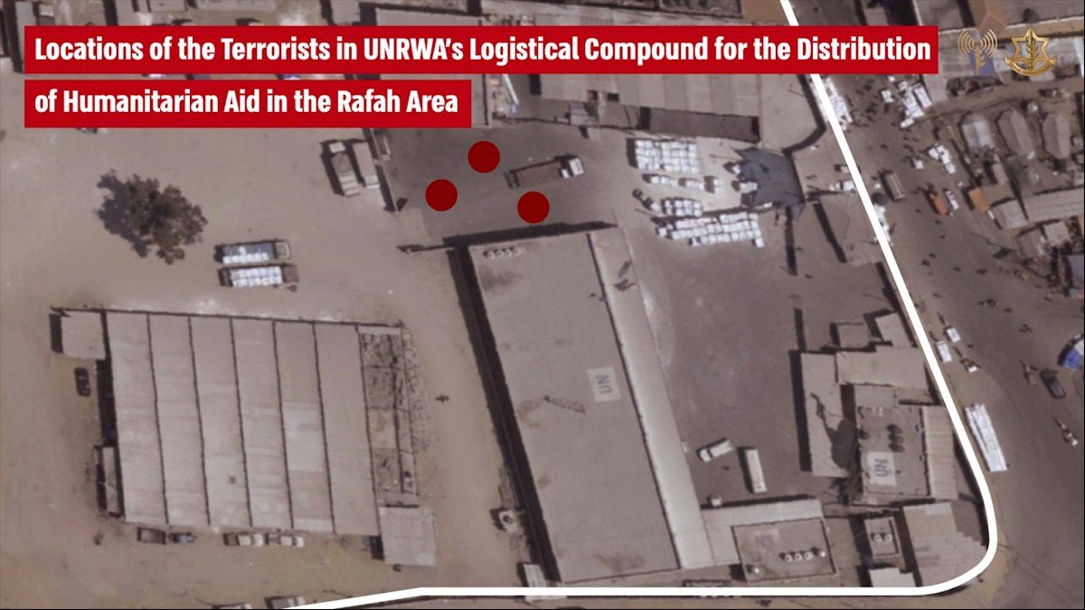 TERRORISTAS DO HAMAS SÃO FILMADOS EM UMA UNIDADE DA UNRWA EM RAFAH – GAZA #UNRWA Terroristas próximos a veículos da ONU e tiros em um complexo da UNRWA no leste de Rafah Veja em: israelagora.com.br/gaza/unrwa/ter…