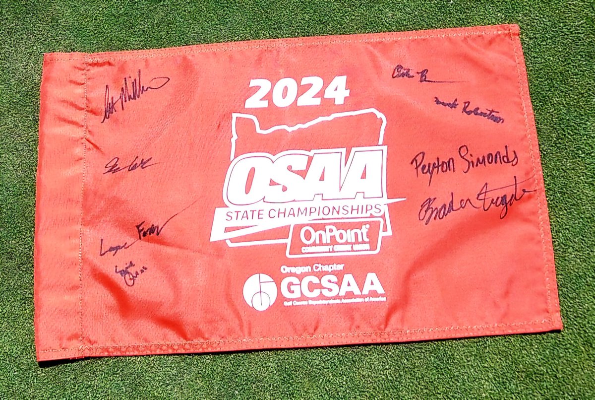 A tradition now for almost 20 years, the @OregonGCSA has provided souvenir tournament flags for the @OSAASports High School Golf Tournament. Today, Supt. Scott Larsen handed out flags to the 3A Boys Champions from Bandon Highschool at Emerald Valley Golf Club!