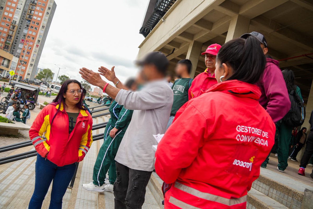 Reforzamos los controles y jornadas de prevención en entornos escolares. #AEstaHora con @PoliciaBogota se realizan requisas, promoción de la denuncia y acciones pedagógicas en varios colegios de Bosa. 📲Llame al 123 si evidencia hechos sospechosos alrededor de los colegios.