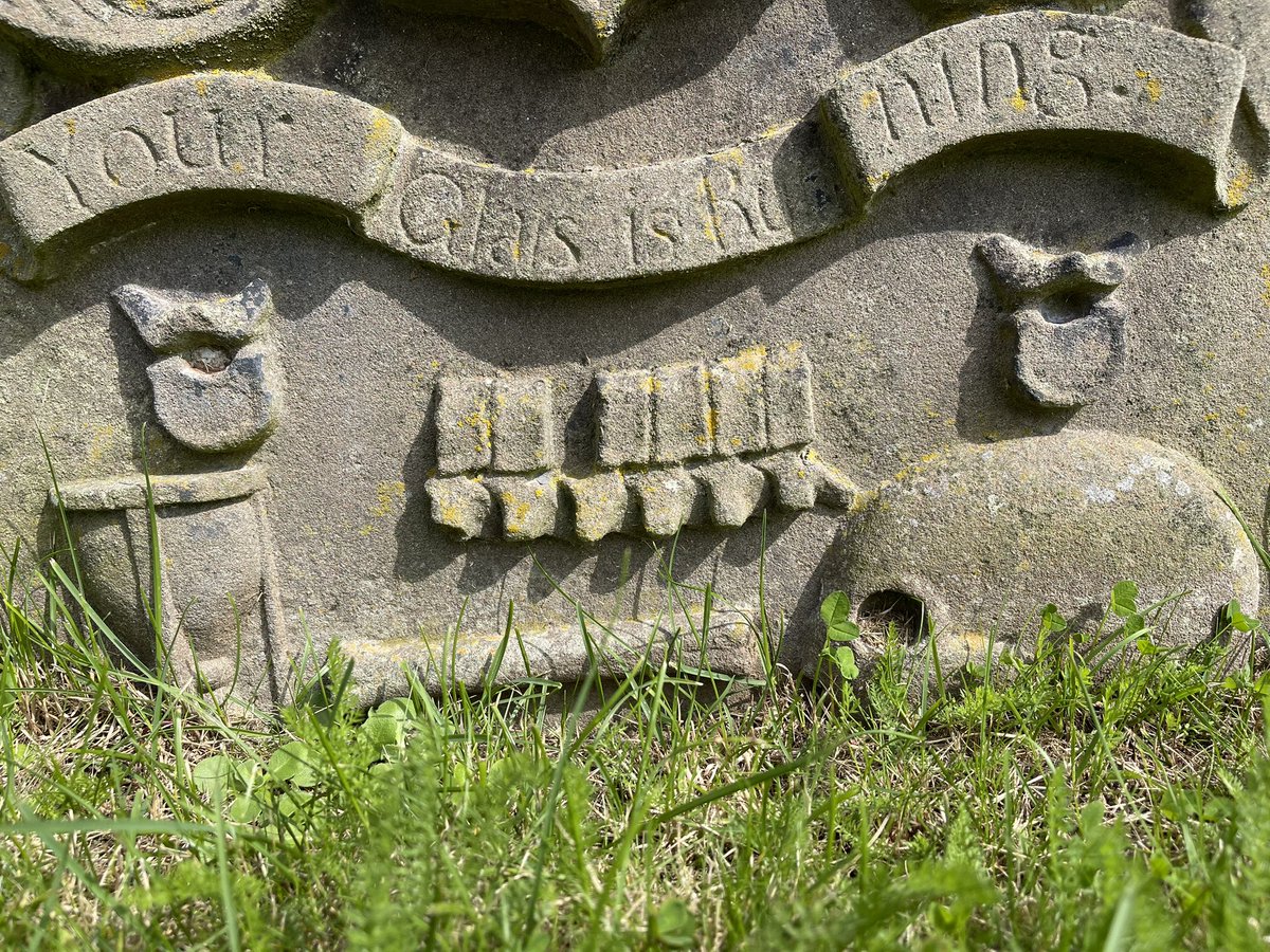 @angrbodasenna Vertebrae are rarely depicted on 18thC gravestones, but there are some examples serving as mortality symbols, like this one which is also in Perthshire.
