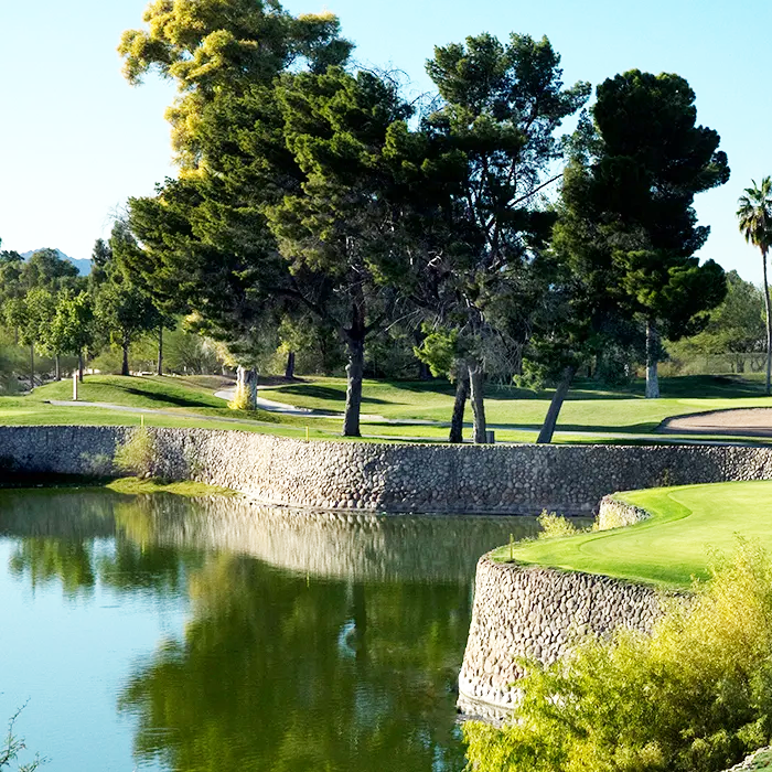 🏌️‍♀️#AmericanCraftBeerWeek spotlight Day 2: @RandolphGC in Tucson!
Sip Pink Pineapple Haze Hazy IPA &amp; Scottsdale Blonde between strokes on the lush fairways with mountain views.
An Arizona golfing paradise serving up local craft brews &amp; scenery! ⛳🍻