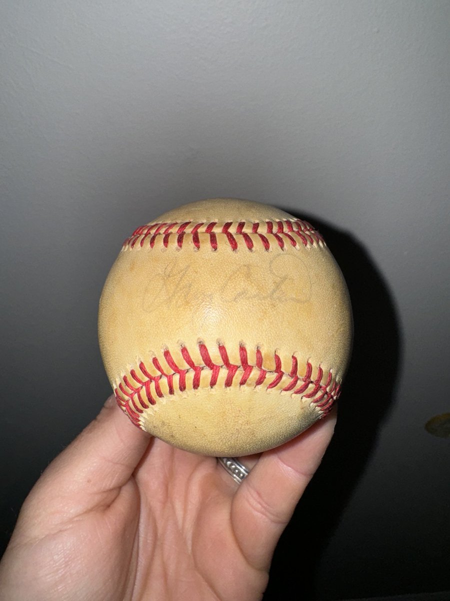 🚨 GIVEAWAY ALERT 🚨 

Although it’s pretty faded, I’ll be giving away this baseball signed by the one and only Gary Carter! To enter:

• Follow me @MetsAvenue 
• Like & RT ♻️ 
• Tag a friend or two

Ends in 2 weeks, May 28th! ⚾️ 
Good luck!!
#LGM
#giveaway