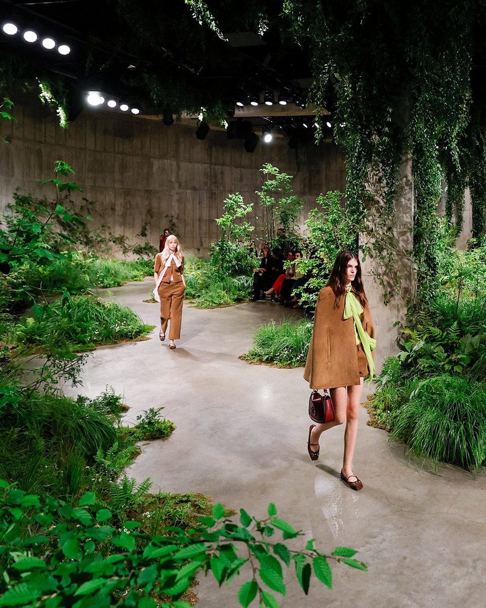 Framed through the eyes of Sabato De Sarno, the #GucciCruise25 fashion show at Tate Modern embraced duality, demonstrating two sides of London, two sides of life – a symbolic contrast the Creative Director echoed throughout the collection itself. #GucciBlondie #GucciLondra