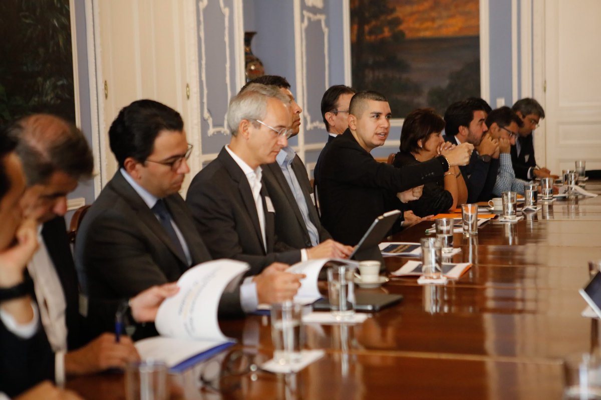 Encuentro con bancos del país para reafirmar compromisos ruta acuerdo nacional basado en diálogo constante que lleve a acciones concretas. Confianza y búsqueda conjunta de condiciones económicas que impulsen inversión y reactivación de la economía. <a href="/petrogustavo/">Gustavo Petro</a> <a href="/laurisarabia/">Laura Sarabia</a>
