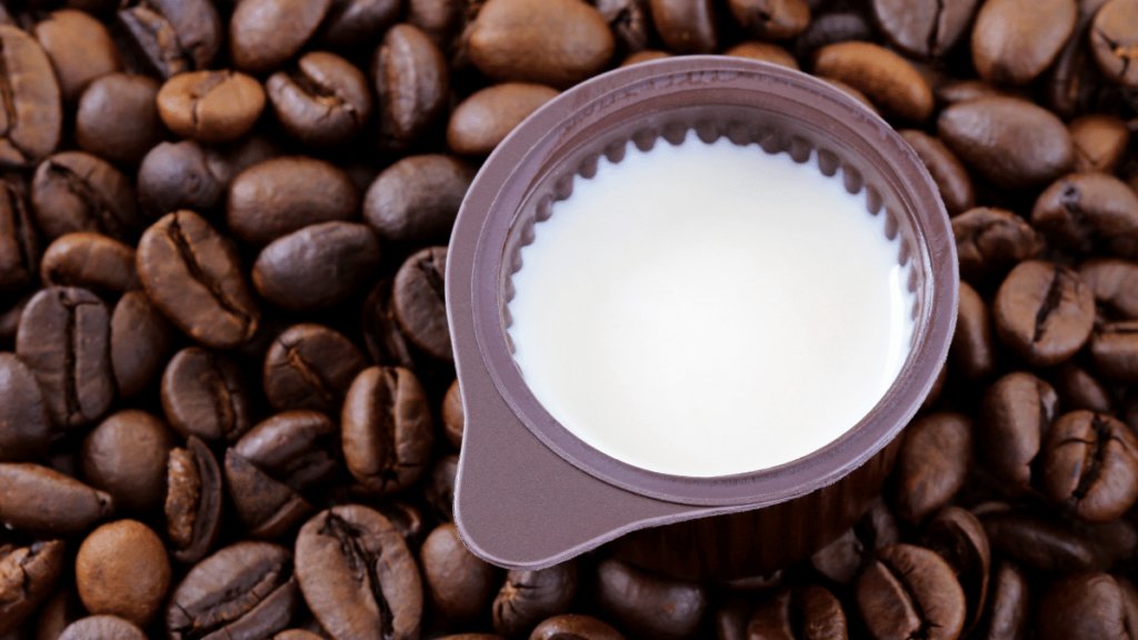 【驚愕】コーヒーフレッシュには牛乳や生クリームは1滴も入っていません！サラダ油と水、乳化剤、増粘多糖類、カラメル色素、PH調整剤で作られています。ミルク仕立てのトランス脂肪酸といってもいいくらいです。「フレッシュ」というネーミングと「クリーミー」な見た目にだまされないで！