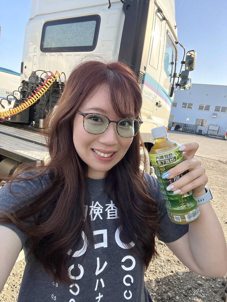 truckmeimei's tweet image. 街を走る自転車からも笑顔で
挨拶されるようになった23歳🚲👋👀

まだまだ不慣れなトレーラーにて
今日は運動量ゼロのパレット輸送🤰