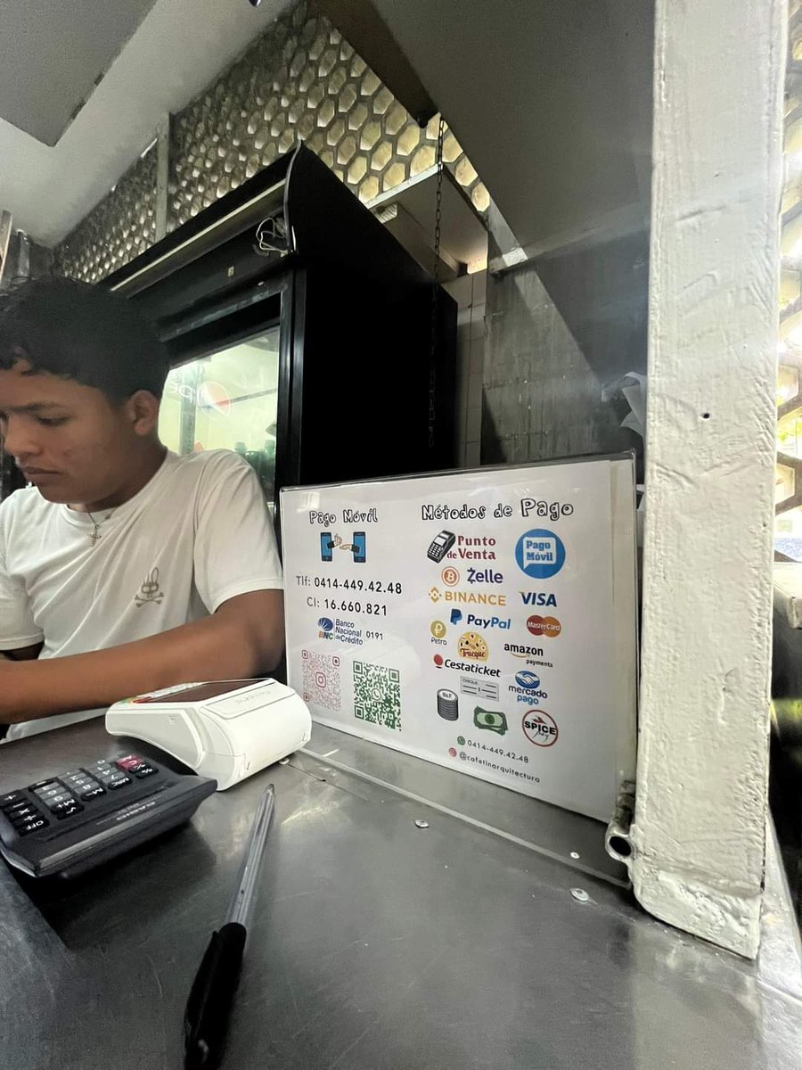 El cafetín de la UCV no deja que se le escape nadie.