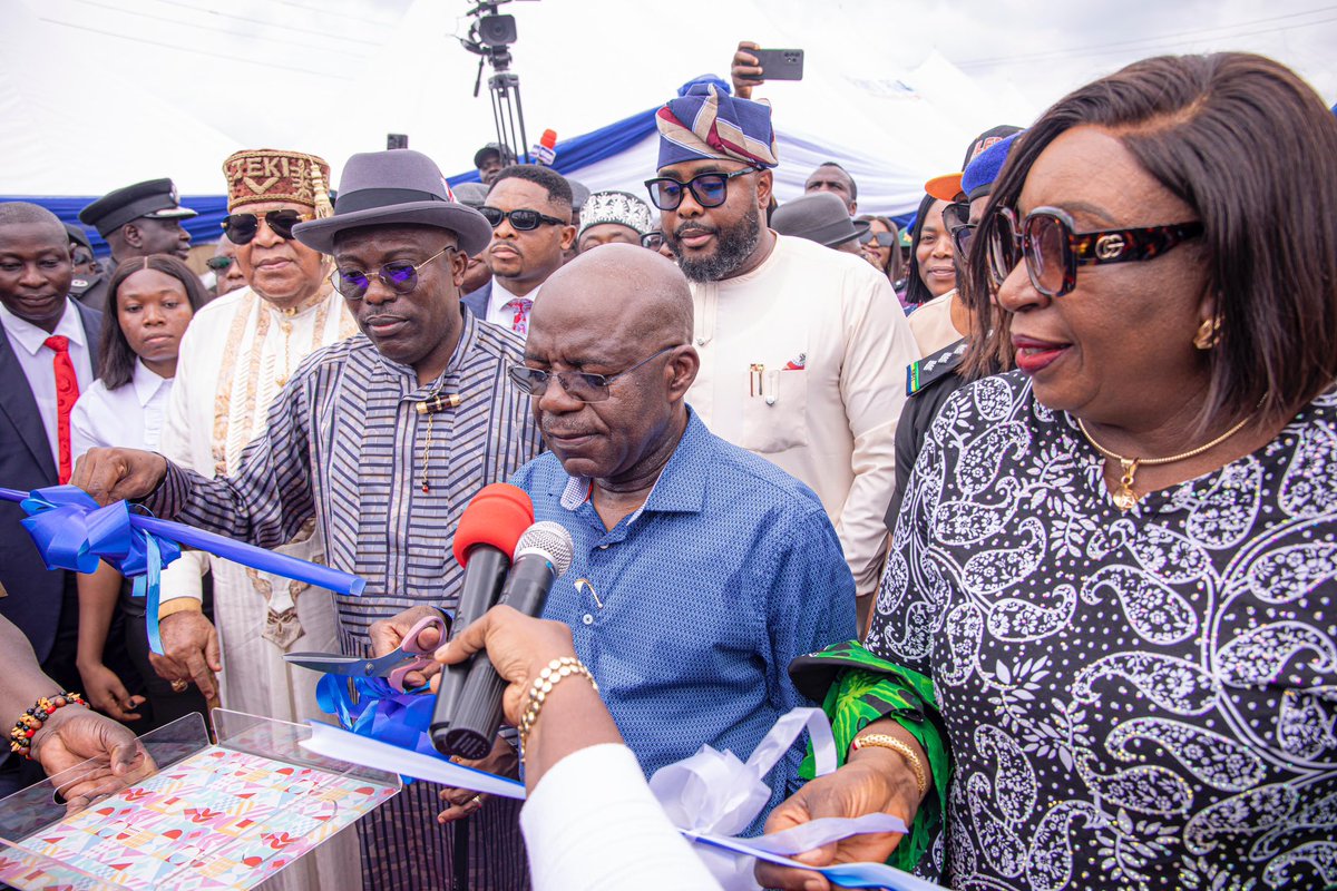 Today, I was graciously invited by my brother and compatriot, His Excellency, the Executive Governor of Rivers State, Governor Siminalayi Fubara, to the commissioning ceremony of the Aleto-Ogale-Ebubu-Eteo 10.98km road in Eleme Local Government. I am deeply enamoured and