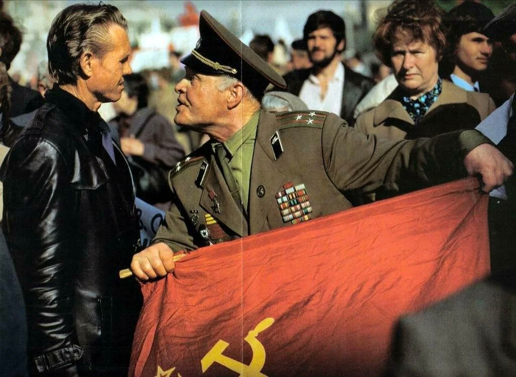 Red Army Veteran confronts a Russian Coup Supporter