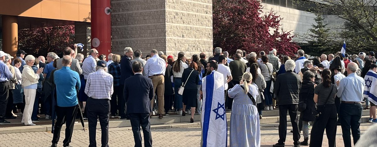 Hundreds of people present at #Ottawa’s City Hall to celebrate 🇮🇱’s Independence Day. Possibly the biggest Yom haHatzmaut ceremony at Ottawa City Hall ever. Threats & intimidation failed — as they should. Thank you @_MarkSutcliffe. @CIJAinfo @JewishOttawa