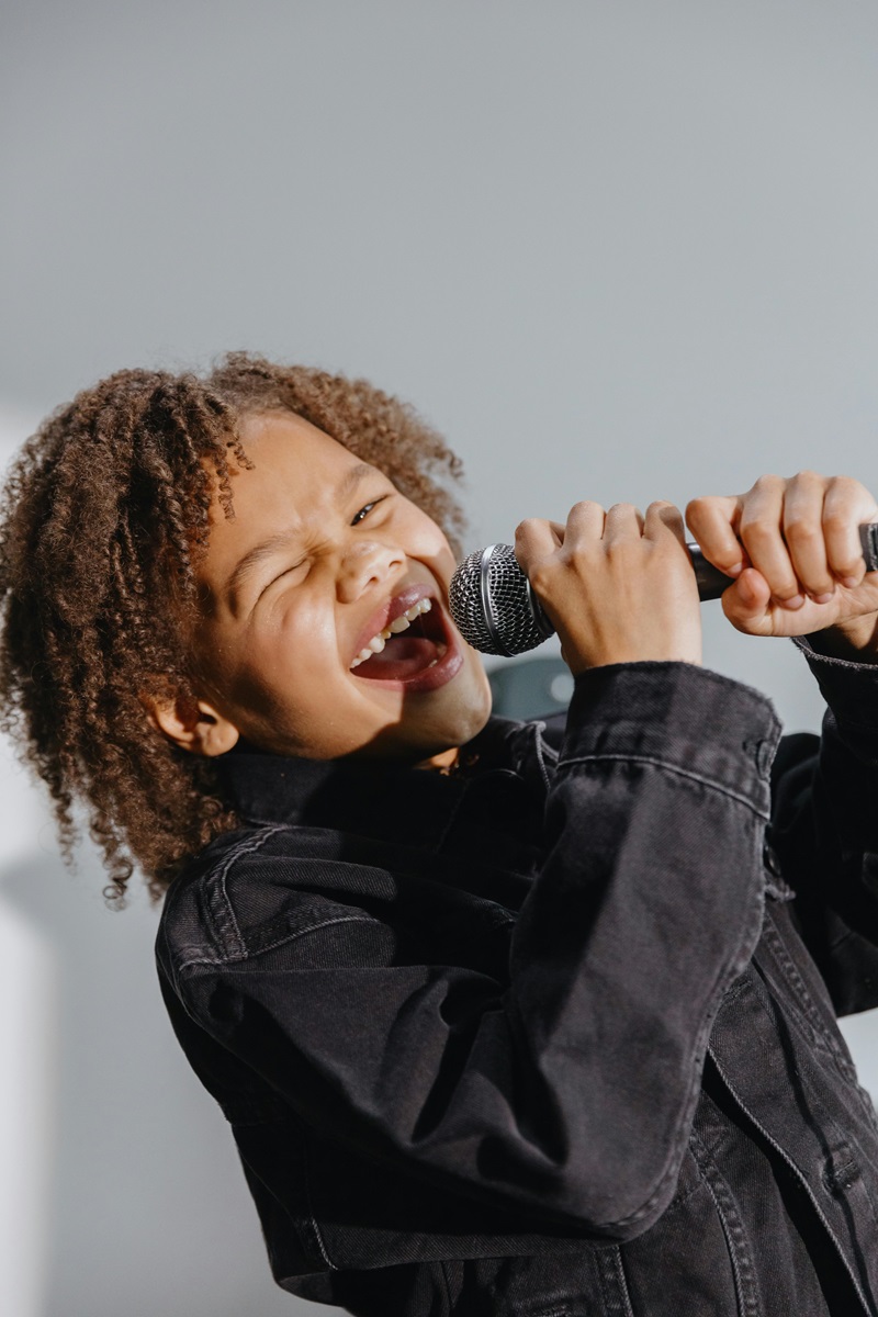 #TipTuesday - With apologies to #Rihanna…. please don't stop the music, music, music 🎶 Singing is a great way to build language + listening skills. Check out this #Play&Learn activity that makes developing these skills fun! 
🎤 playandlearn.healthhq.ca/en/preschool/l…  

#SpeechandHearingMonth