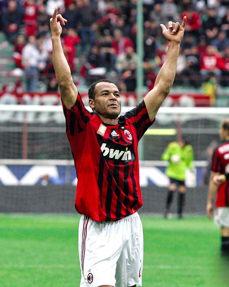A pesar de llegar en su etapa final como futbolista, Cafú logró cosas importantes en el Milan: 6 títulos levantados, 4 goles y 22 asistencias en 166 partidos jugados. Una leyenda que honró la Rossoneri.
