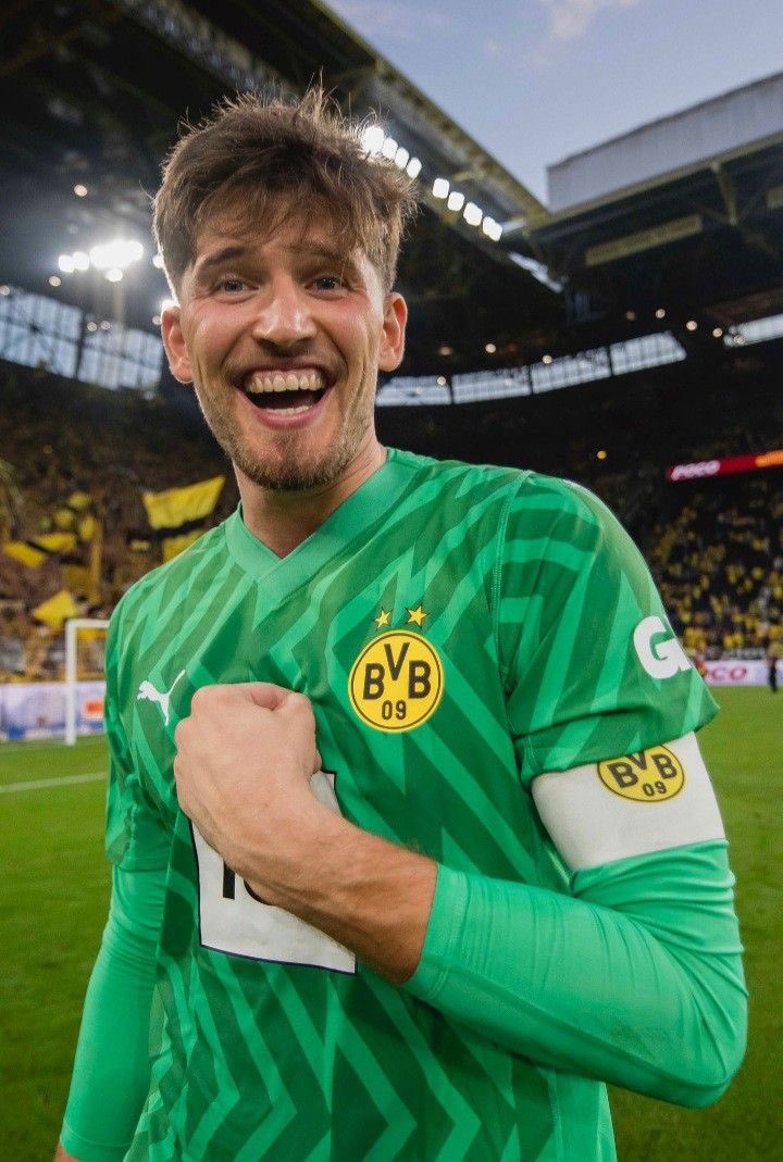 ✍🏻 Barnsley would be interested is signing goalkeeper Gregor kobel from borussia Dortmund. The Swiss keeper has the most clean sheets in the 23/24 champions league. Should he depart in the summer if BVB fail to win the ucl.