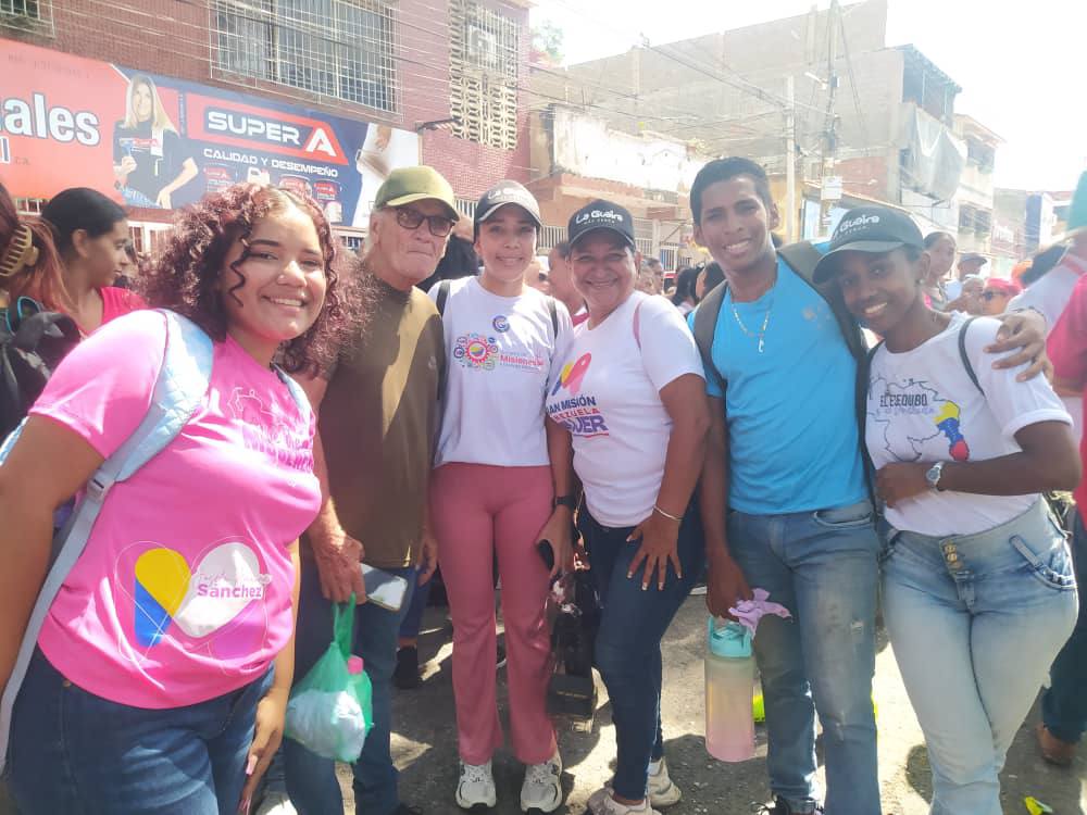 #EnFotos📸 Una muestra de compromiso y lealtad demostró el pueblo movilizado hoy en las calles de Maiquetía en #LaGuaira #14May #VenezuelaVaPaArriba