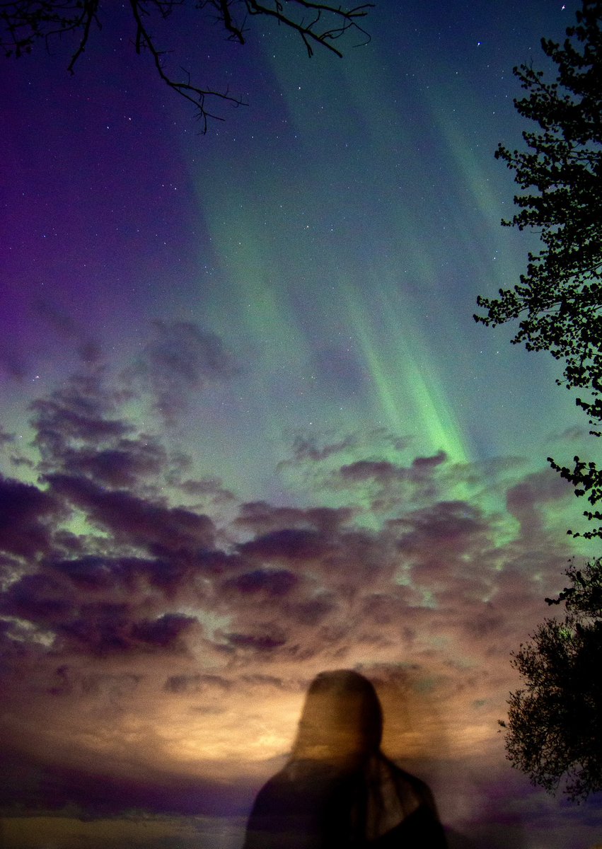 helloqomi's tweet photo. posting a few more aurora pics upon (one person’s) request 🥹 ft. blurry alice https://t.co/X2dEnXk55Z