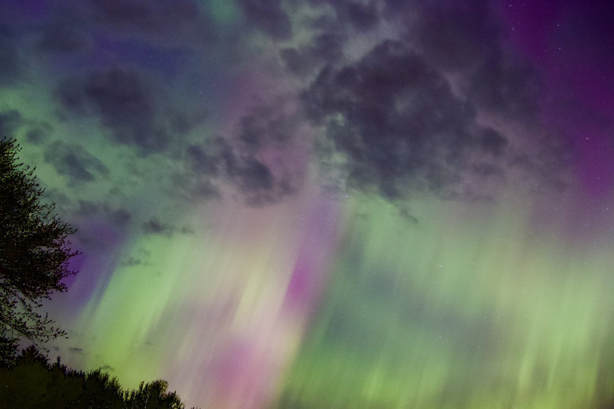 helloqomi's tweet photo. posting a few more aurora pics upon (one person’s) request 🥹 ft. blurry alice https://t.co/X2dEnXk55Z