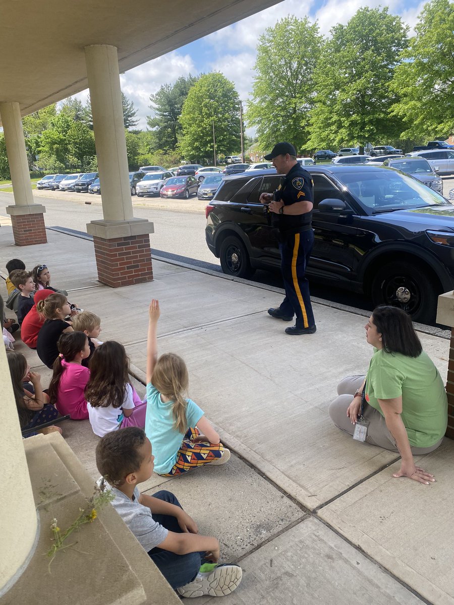 A visit from the Branchburg Police this week to learn about safety! 👮‍♂️🚓