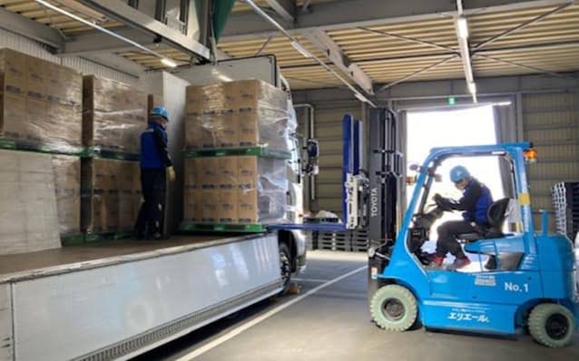 _sushi_tabeteee's tweet image. 【パレット輸送とは】
荷物の運搬方法の1つで「パレット」と呼ばれる荷物を載せるための荷役台を用いた輸送方法です。
工場や倉庫での荷物の移動や海上コンテナやトラックでの物流、運送会社の営業所などで作業効率や生産性を高めるため、作業負担を軽減させるために導入されている。

※コピペです