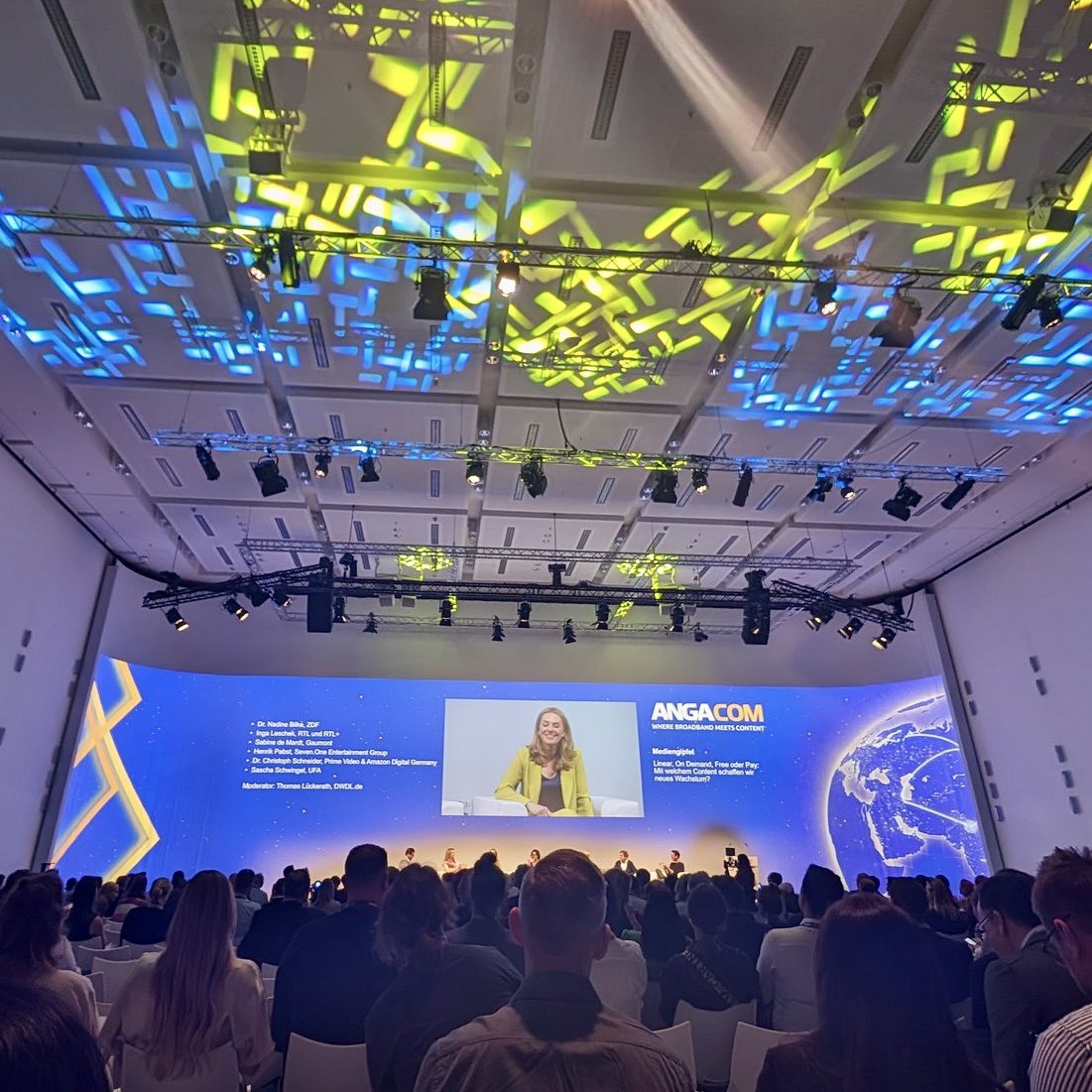 Zum fünften Mal durfte ich am Dienstag den Mediengipfel der <a href="/ANGA_COM/">ANGA COM</a> in Köln moderieren. Ein Dankeschön an die tolle Runde. Mehr dazu gibt’s bei uns: dwdl.de/magazin/98002/…