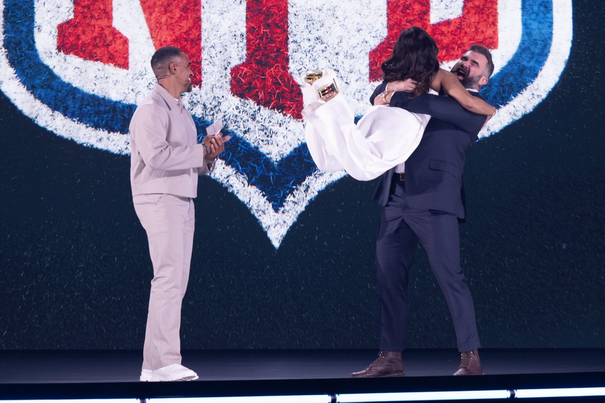Jason Kelce officially joined ESPN today and immediately bear hugged ‘Abbott Elementary’ star Quinta Brunson, all while Jalen Hurts watched. 

Today's Disney upfront was 1,000% Philly. inquirer.com/eagles/espn-ja…