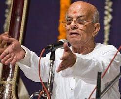 #BandishoftheDay 
Mahesh Kale performs a Raag Behag drut cheez in Ektaal 'Hridvandan dwijRam so, Man sakal tum Praman ho..' composed by him in tribute to the late Ramashreya Jha, known by his pen name Ramrang. 

Pt.Ramashreya Jha (1928-2009) was one of the foremost composer,
