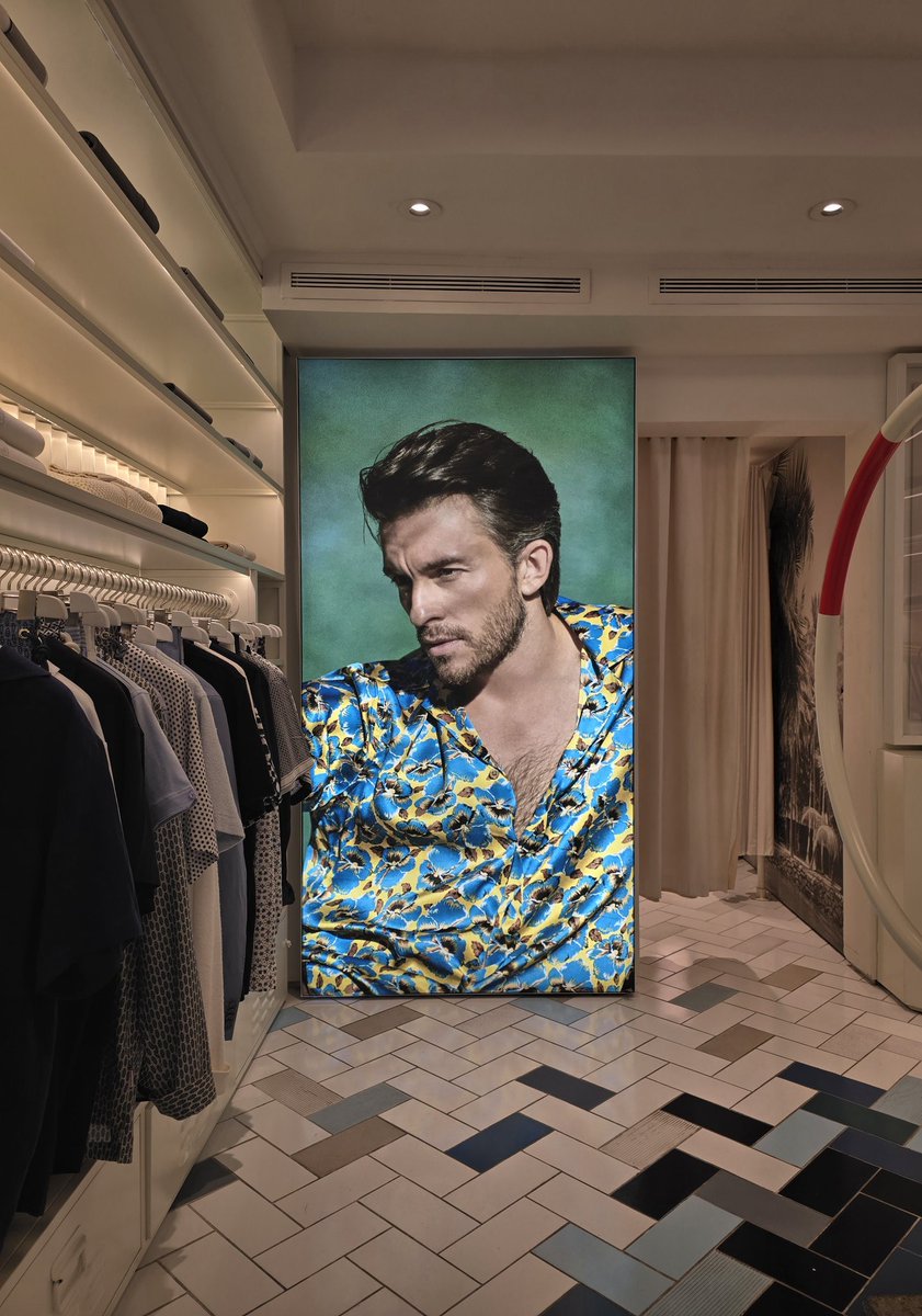 I spy with my little eye . . . .

. . . . larger than life, literally and figuratively, #JonathanBailey in the 987 Madison Ave, New York, NY #OrlebarBrown store!

Ask for Sara--an absolute kind, helpful gem who loves her job and the OB brand! 🙌👏