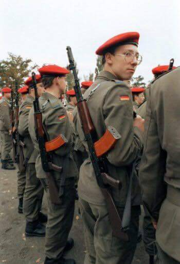 🇩🇪統一されたばかりの旧国家人民軍の兵士
戦闘服は西ドイツだがライフルはMPi-AK-74Nを使用している (1990）
