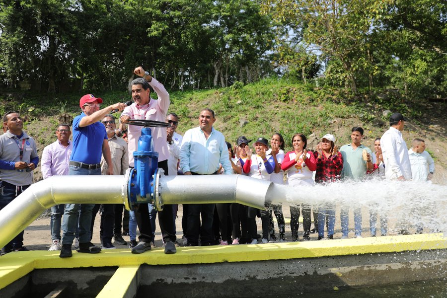 #EnVivo 📷| Presidente @NicolasMaduro inaugura Acueducto Río Claro, en el municipio Cocorote, del estado Yaracuy, junto al poder comunal. 'Un acueducto ya construido con la mano del pueblo, con la fuerza del pueblo, a pulso para que a esa comunidad, desde el Rio Claro hacía…